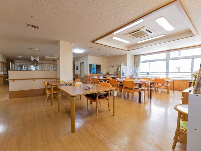 明るく広いダイニングスペース 食堂 広々としたダイニングルームは日当たりが良く、居心地の良い食事時間を提供しています。ゆったりとした椅子が配置され、くつろぎながらコミュニケーションも楽しむことができます。