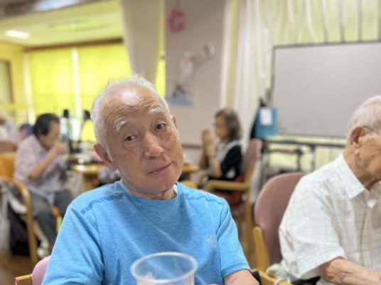 楽しそうに過ごす人々がいる室内