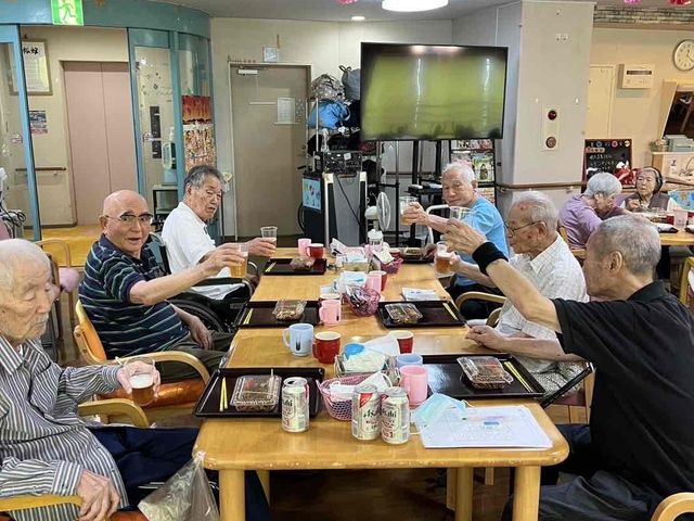楽しそうな食堂 食堂 賑やかな空間で、食事を楽しむ様子がうかがえます。リラックスできる雰囲気が魅力です。
