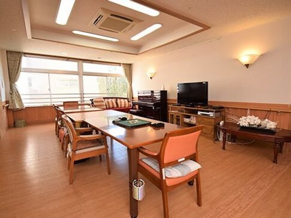 共有スペースの明るい居間