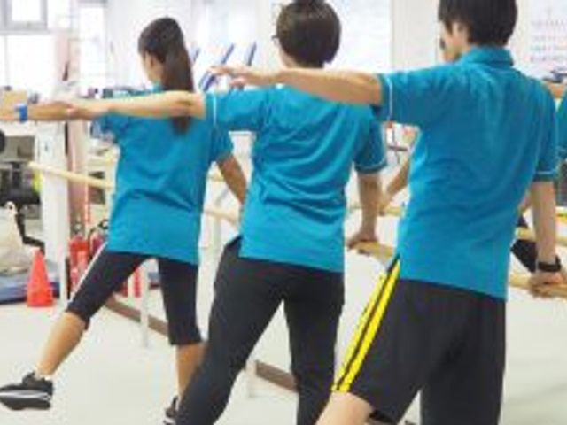 機能訓練室の様子 機能訓練室 スタッフが指導する、活気あるトレーニングの様子です。体を動かしながら活気に満ちた空間です。