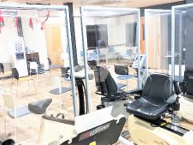 機能訓練室内 機能訓練室 広々とした機能訓練室は、最新のトレーニング機器が揃っています。利用者様の健康をサポートします。