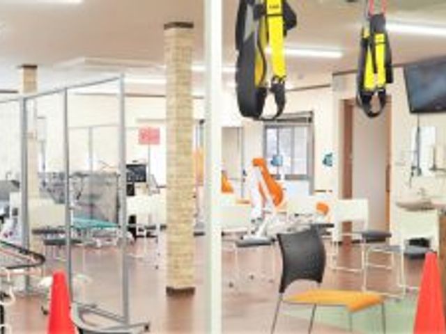 広々とした機能訓練室 機能訓練室 開放感のある広々とした空間で、さまざまなリハビリ機器が揃っており、利用者の方々が快適に訓練できる環境です。