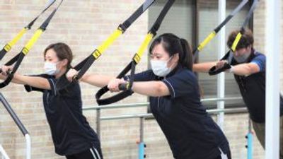 運動する人々の機能訓練室