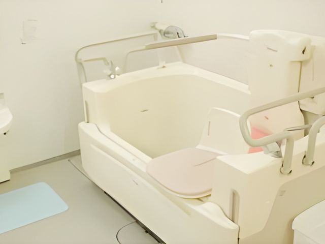 広々とした浴室 浴室 快適で広々としたバスルームです。安全を考慮した手すりが設置されています。