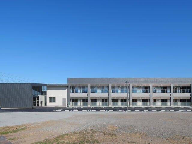 広々とした建物の外観 外観 シンプルで開放感のあるデザインが特徴の施設です。大きな窓が心地よい明るさを提供します。