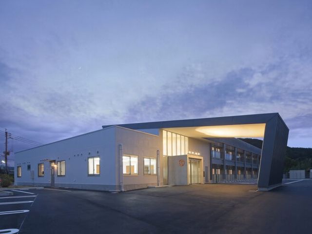 スタイリッシュな建物外観 外観 モダンなデザインが特徴の施設です。ゆったりとした駐車スペースもあり、便利です。