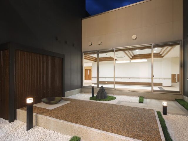 落ち着いた雰囲気の庭 庭 照明で美しく照らされた庭は、リラックスできる安らぎのスペースです。