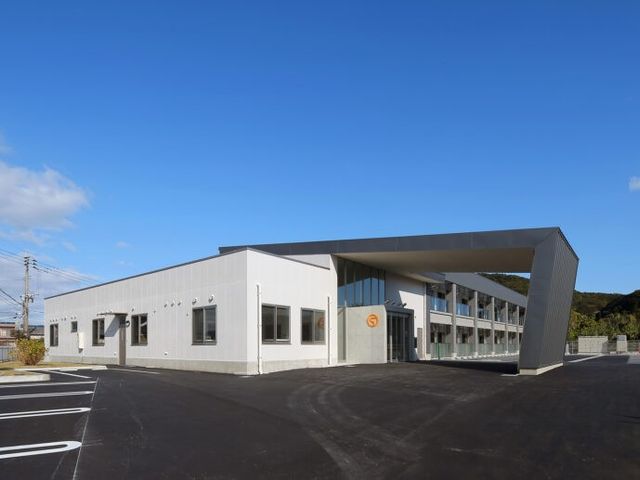 モダンな建物外観 外観 スタイリッシュなデザインの施設で、働く環境として魅力的です。広大な駐車スペースも完備されています。