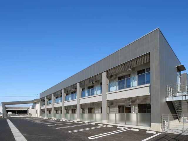駐車場付きの建物外観 外観 ゆとりある駐車スペースを備えたモダンなデザインです。快適なアクセスが可能です。