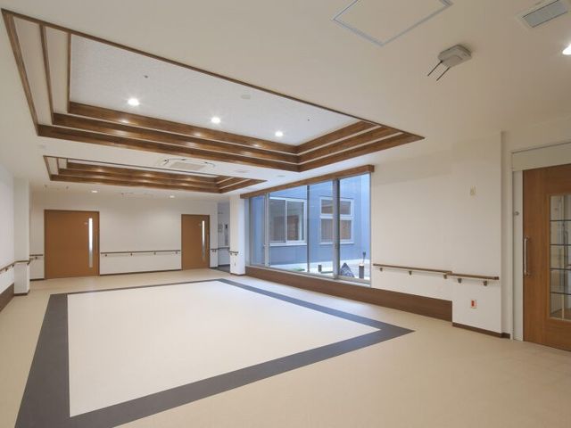 開放的な多目的室 多目的室 広々とした明るい空間には、大きな窓から自然光が差し込みます。室内は手すりも設置されています。