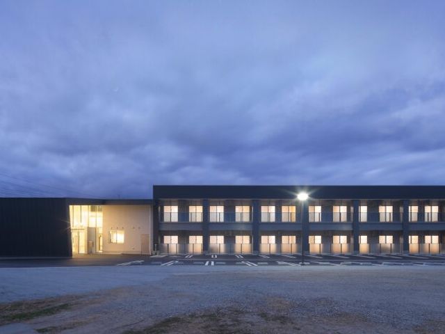 夕暮れ時の外観 外観 落ち着いた照明に包まれた建物です。これからの時間をゆっくりと過ごせる雰囲気があります。