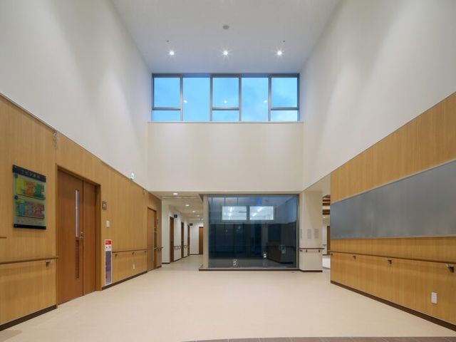 明るい廊下 廊下 天井が高く、窓から自然光がたっぷりと差し込む明るい空間です。両側に手すりが設置されていますので、安全にご利用いただけます。
