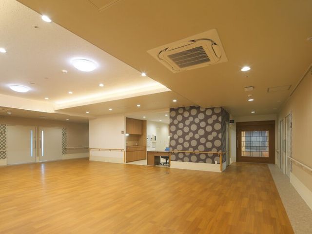 明るく広いホール 多目的室 自然光が差し込む開放的な空間です。快適な環境で、様々なアクティビティを行えます。