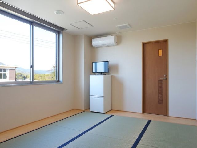 テレビ付きの畳の部屋 和室 自然光が心地よく差し込む畳敷きの部屋です。落ち着いた雰囲気でリラックスできます。