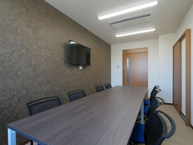 会議用テーブルの部屋 多目的室 広々とした会議用スペースです。落ち着いた色調で、静かな環境を提供しています。