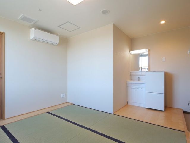 落ち着いた和室 和室 自然光が差し込む落ち着いた和室は、ゆったりとした雰囲気で心地よい時間を過ごせます。