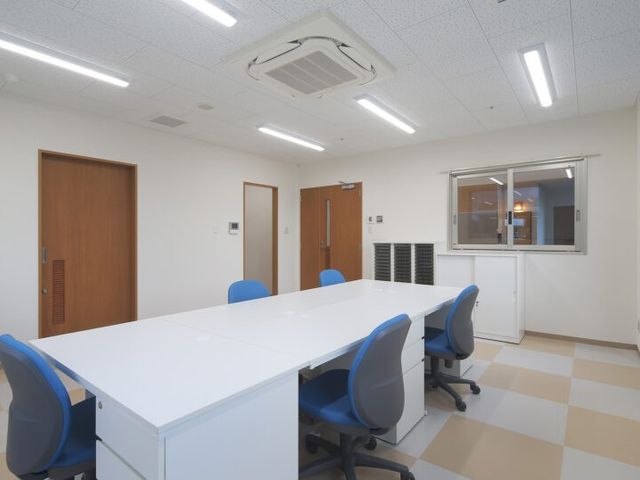 明るい室内の会議室 多目的室 自然光が差し込む明るい空間で、会議や研修が快適に行えます。収納スペースも充実しています。
