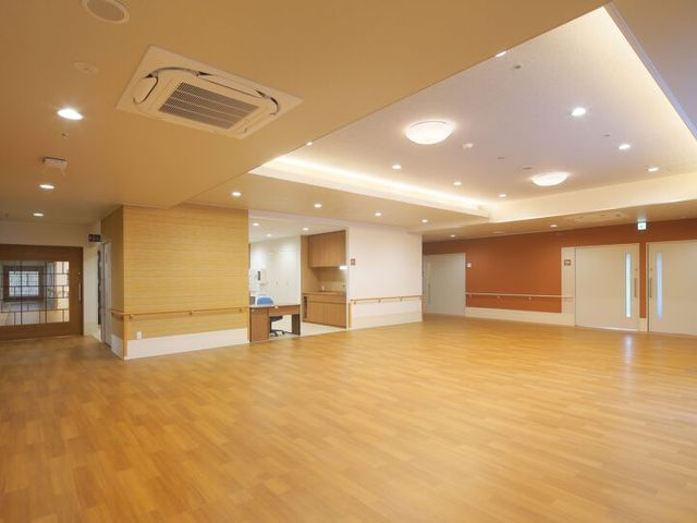 明るい広々とした内観 内観 自然光がたくさん入る、快適で広々としたスペースです。開放的な雰囲気で働きやすさを感じられます。