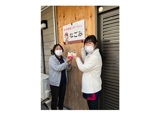 スタッフが笑顔で寄り添う 温かな雰囲気を醸し出すスタッフたちが、手に物を持ちながら和やかに過ごしています。あなたもこのチームの一員として活躍しませんか。