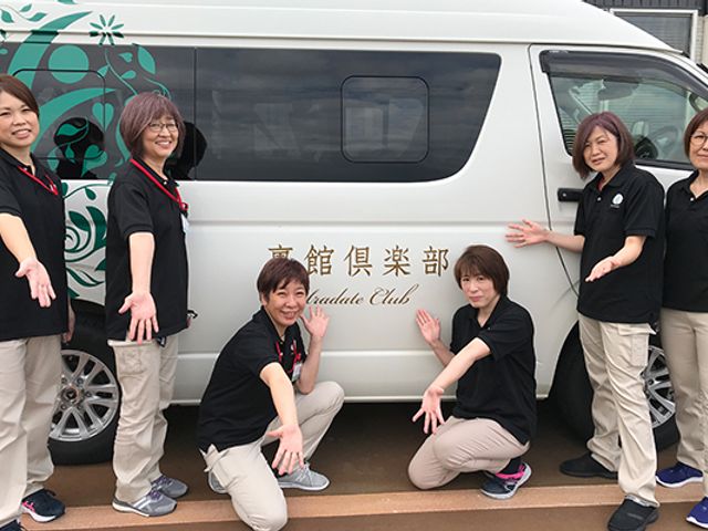 笑顔で楽しむスタッフたちエントランス エントランス 温かい雰囲気の中で、スタッフがお客様と一緒に充実した時間を過ごしています。笑顔があふれる職場です。