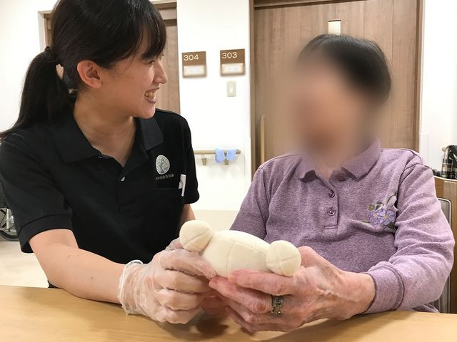 温かい交流の様子 スタッフイメージ スタッフと利用者の親密な交流で、温かい雰囲気が感じられます。優しい職場環境を提供します。