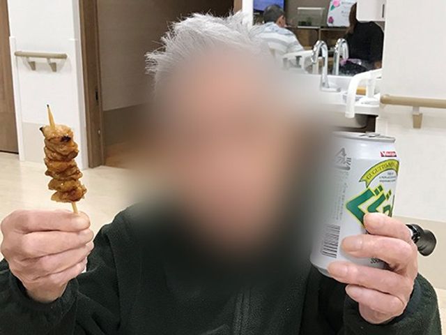 楽しいひととき リビング リラックスムードの中で、自由に談笑を楽しむことができます。和やかな日常をサポートします。