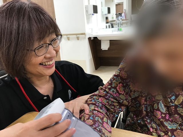 スタッフイメージ スタッフイメージ スタッフの笑顔が印象的で、利用者との交流が温かく行われています。