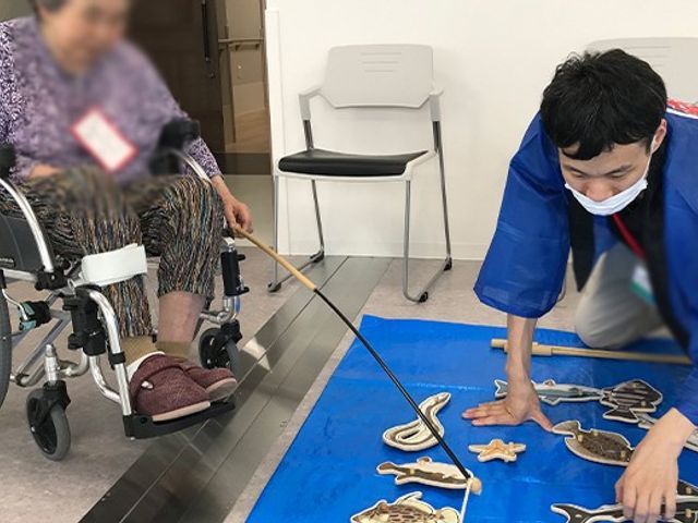 釣りゲームを楽しむ様子 多目的室 車椅子利用者も安心して楽しめる釣りゲーム。リラックスした時間を過ごすことができます。