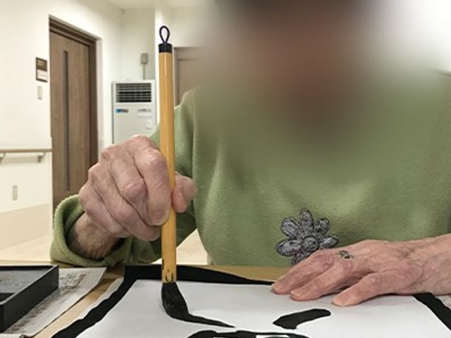 書道を楽しむ様子 多目的室 書道を楽しまれる方がいる、多目的室の様子です。落ち着いた雰囲気が魅力です。