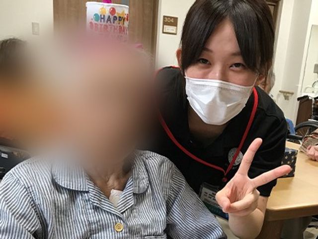 スタッフイメージ スタッフイメージ スタッフが笑顔で利用者と親しげにコミュニケーションをとる様子が見られます。