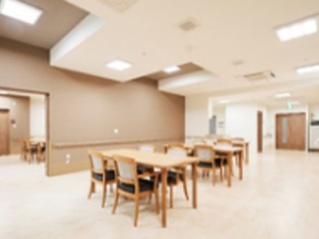 広々としたダイニングルーム ダイニングルーム 広々とした明るい空間で、快適にお食事が楽しめます。自然な会話が弾む穏やかな雰囲気です。