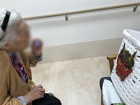 様子を伺う高齢者