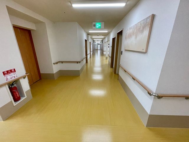 明るく清潔な廊下 エレベーターホール 清掃が行き届いており、ゆったりとした廊下は快適な通行が可能です。手すりも設置され、歩行に不安がある方も安心です。