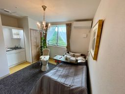 シャンデリアのある居室