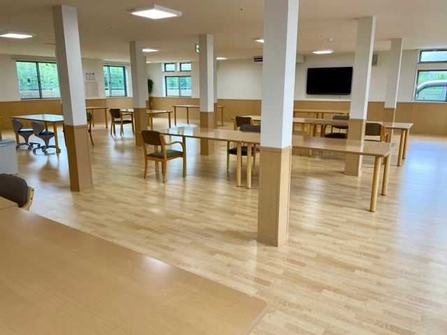 広々とした明るい食堂 食堂 ゆったりと配置されたテーブルセットが並ぶ、清潔感のある食堂です。天井の照明により、部屋全体が明るく照らされています。