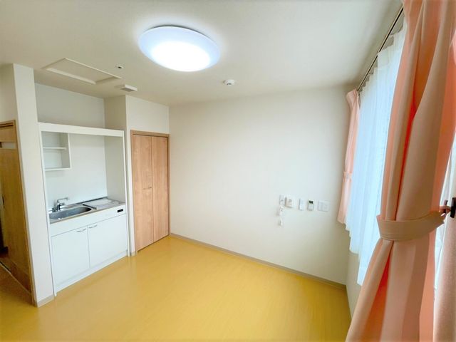 明るいシンプルな居室