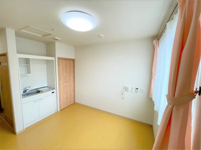 明るいシンプルな居室
