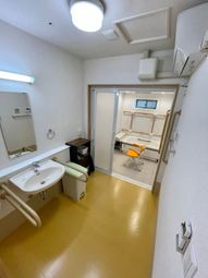 バリアフリーの洗面所と浴室