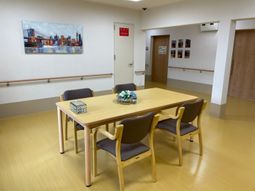 明るい休憩室の一角