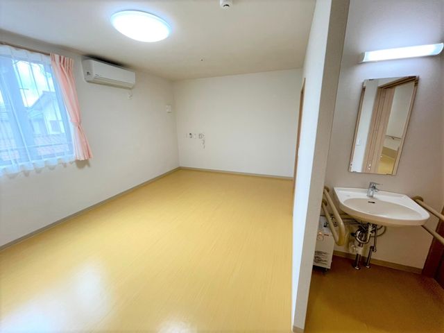 洋室タイプの個室空間 居室 広々とした個室は、明るく清潔感があり、自由にアレンジしていただける空間です。洗面台も完備しており、プライベートな時間を大切にできます。