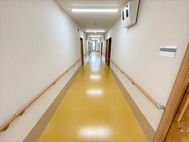 清潔感ある廊下末尾 廊下 手すりが設けられた安全な通路です。ゆったりとした設計で、快適に移動いただける環境が整っています。