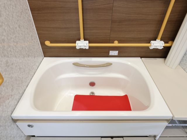 清潔な浴室の一角 浴室 手すり付きで安全性に配慮された浴室です。使い勝手を考えた設計で、快適なバスタイムをサポートします。