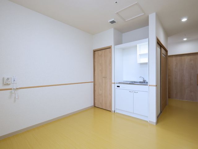 清潔な居室の一角 居室 明るく清潔感のある居室です。個々のスペースには必要な設備が整い、快適にお過ごしいただける環境があります。