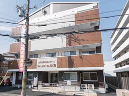 明るい外観の建物エントランス