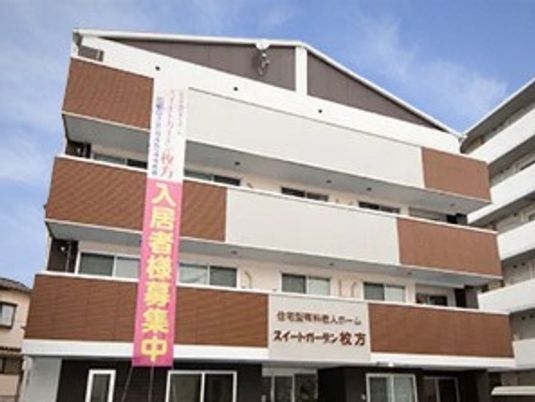 募集看板のある建物外観  