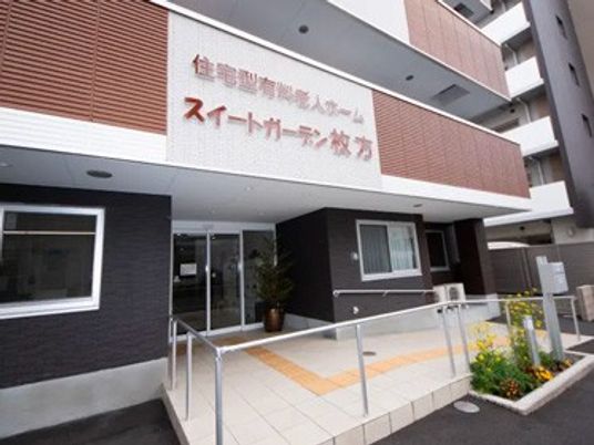 建物前の玄関外観  