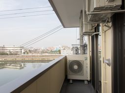 エアコンが設置されたバルコニー