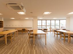 広々明るいダイニングスペース