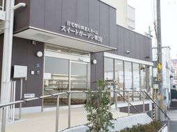 外観の施設エントランス